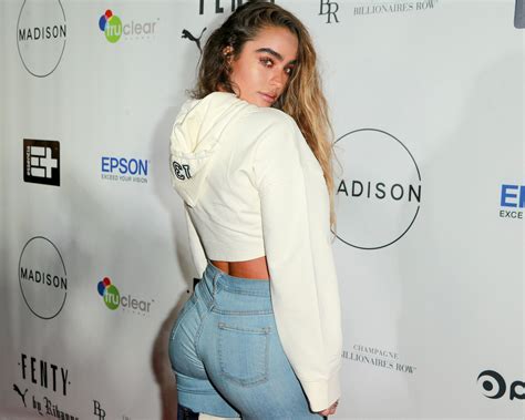 Sommer Ray gets cum on her pussy after a good fuck